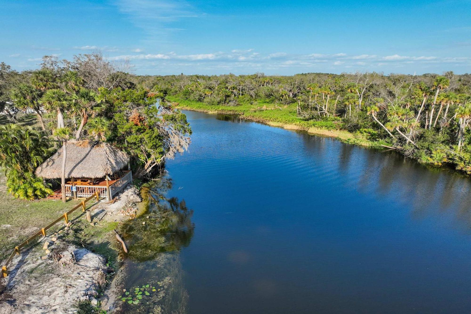 Riverside Hut Cozy Getaway W Tiki Hut & Grill Apartment *
