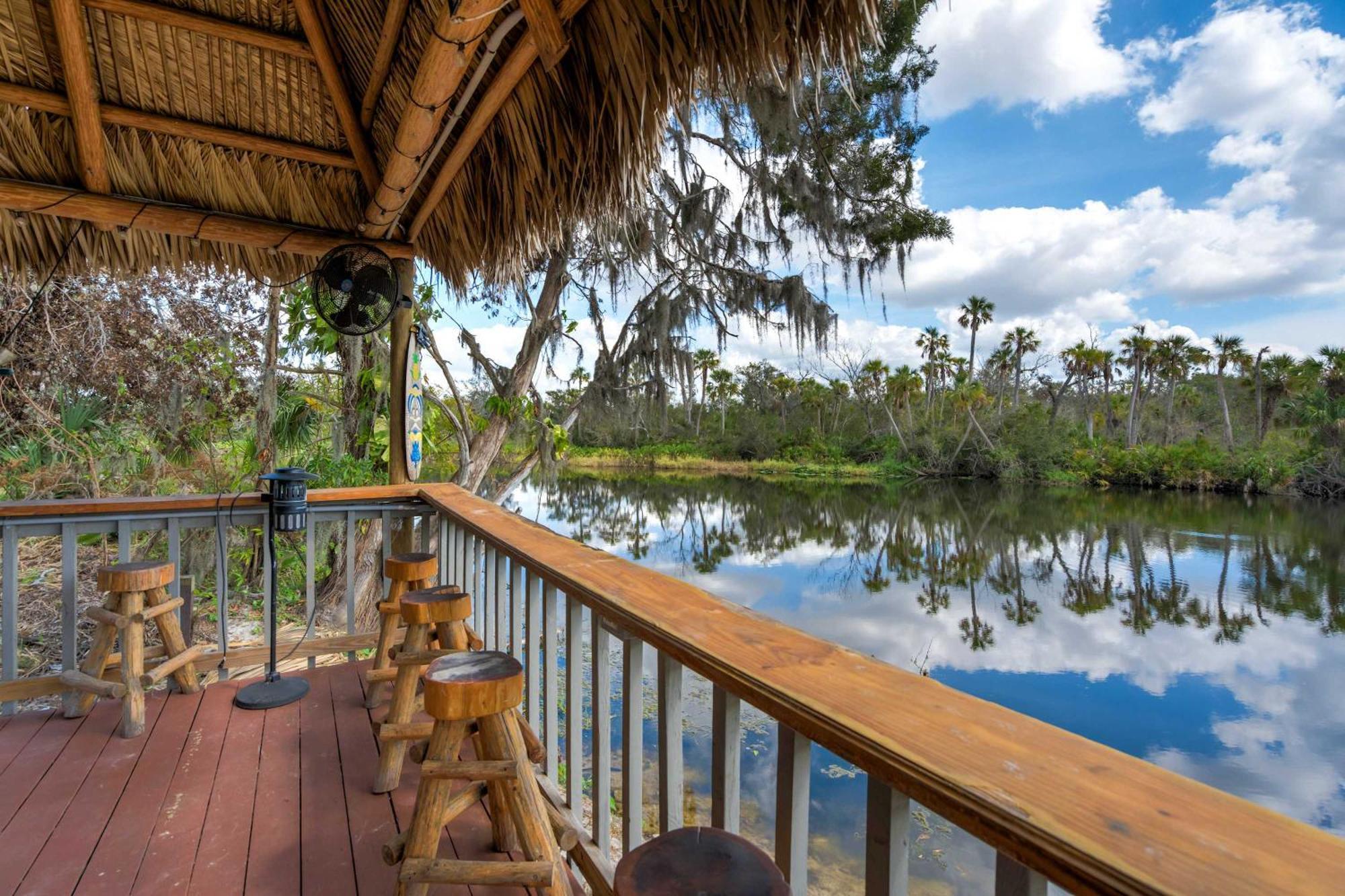 Apartment Riverside Hut Cozy Getaway W Tiki Hut & Grill Bradenton