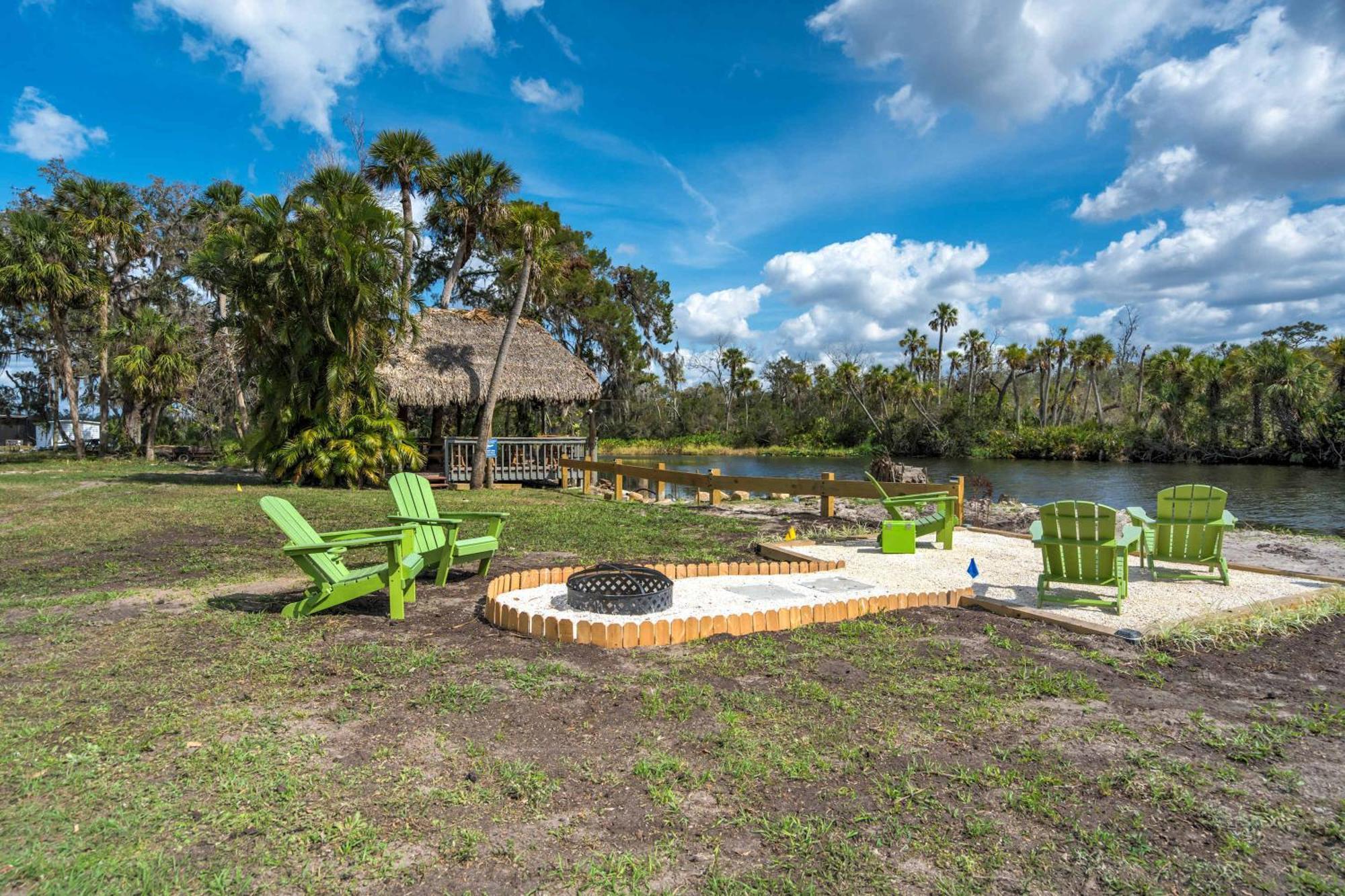 Riverside Hut Cozy Getaway W Tiki Hut & Grill Apartment